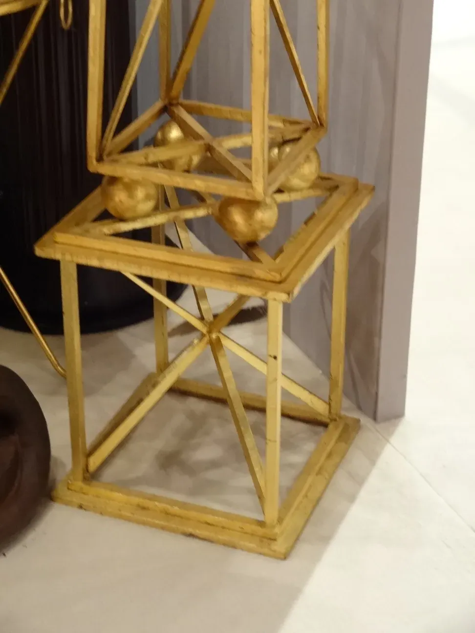 Dois obeliscos antigos decorativos em um ambiente elegante