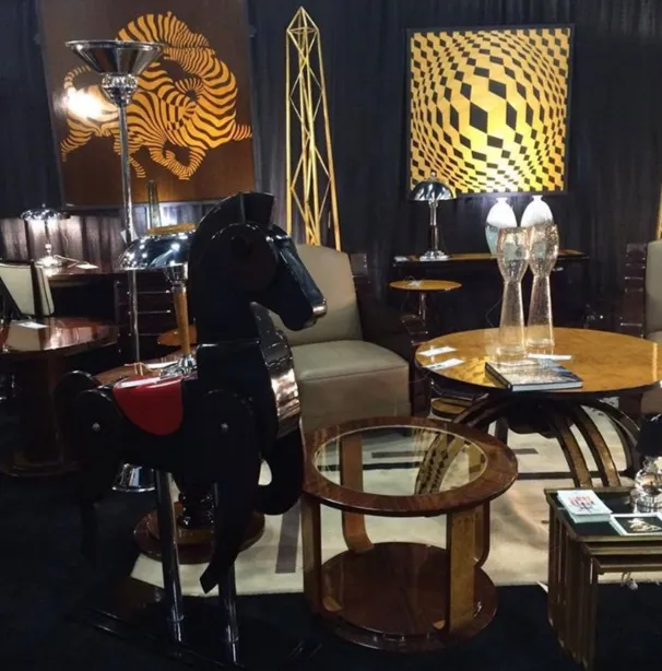 deux obélisques anciens décoratifs avec des meubles