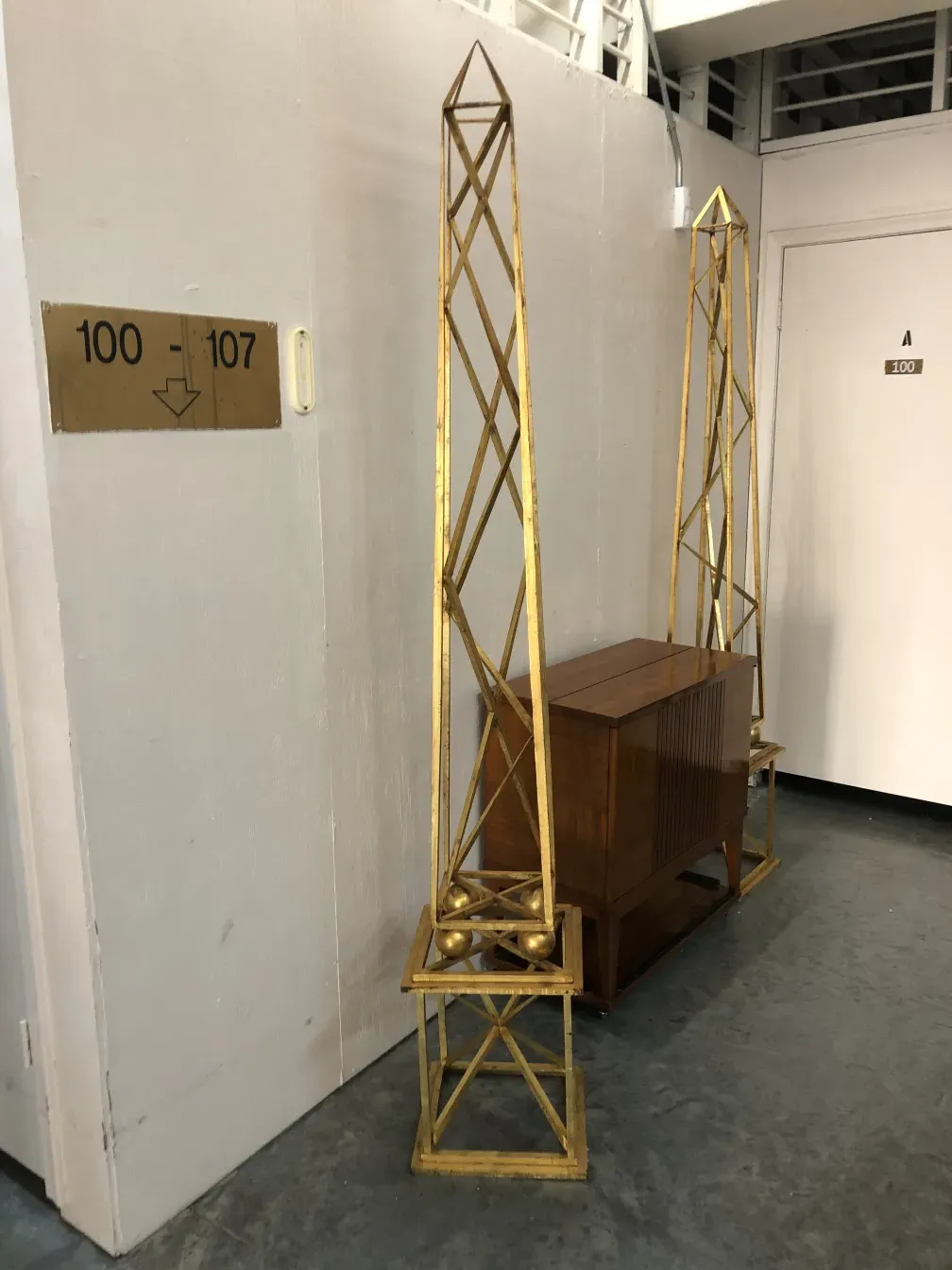 due obelischi decorativi antichi in un ambiente minimalista