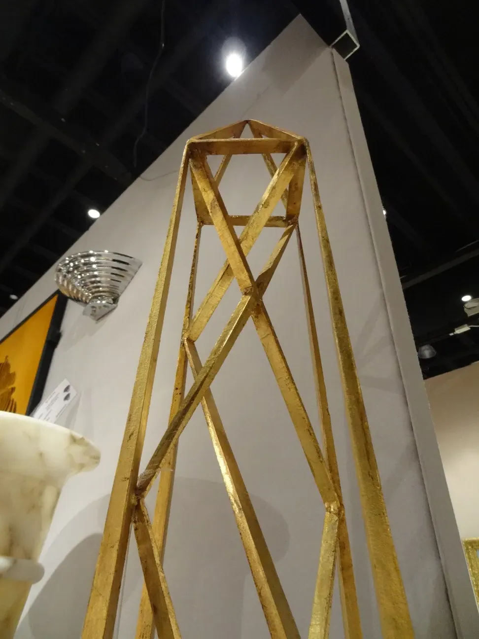 dos obeliscos antiguos decorativos en un ambiente elegante