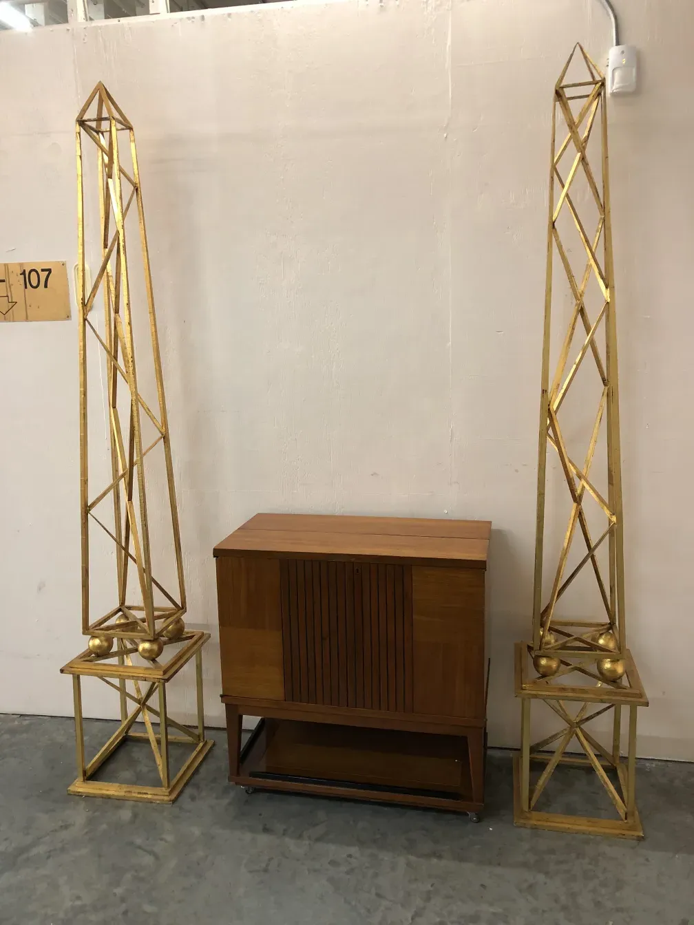 Due obelischi decorativi antichi con design elegante e forma alta.