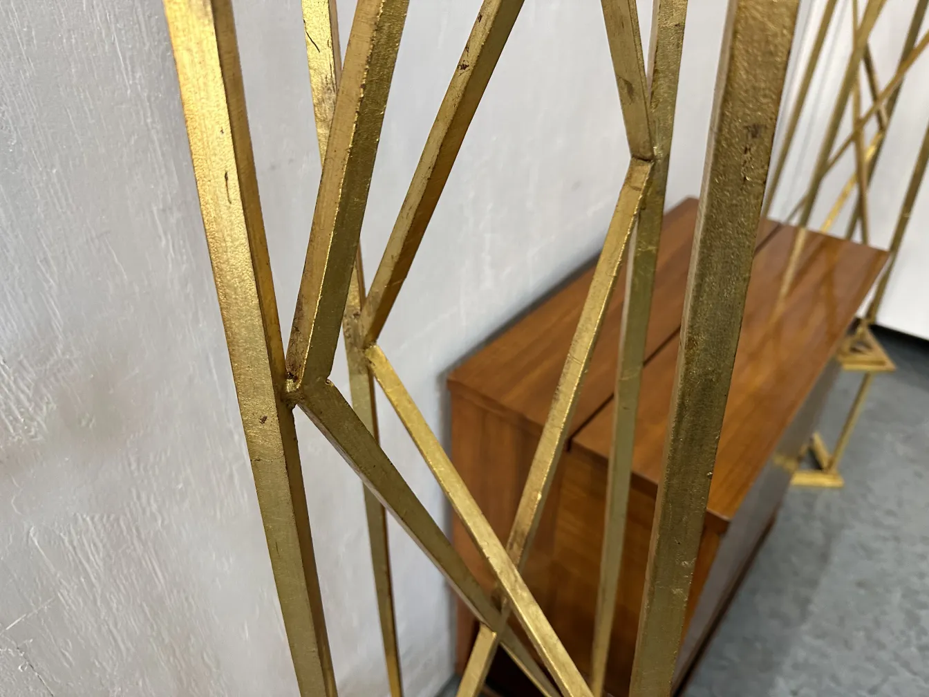 两个古老的装饰性方尖碑，带有金色细节