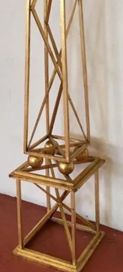 दो प्राचीन सजावटी ओबिलिस्क वर्गीय आधार के साथ