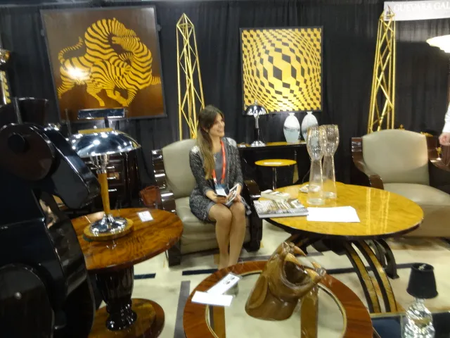 दो प्राचीन सजावटी ओबिलिस्क एक शानदार वातावरण में