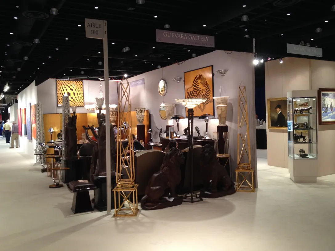 Esposizione d'antiquariato con due obelischi in galleria