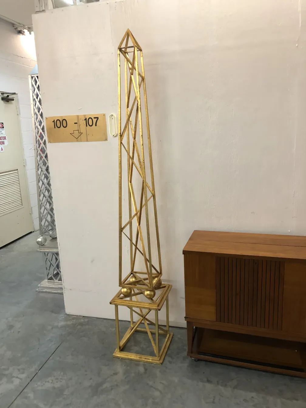 Decorações antiguas 2 obeliscos dourados ao fundo.