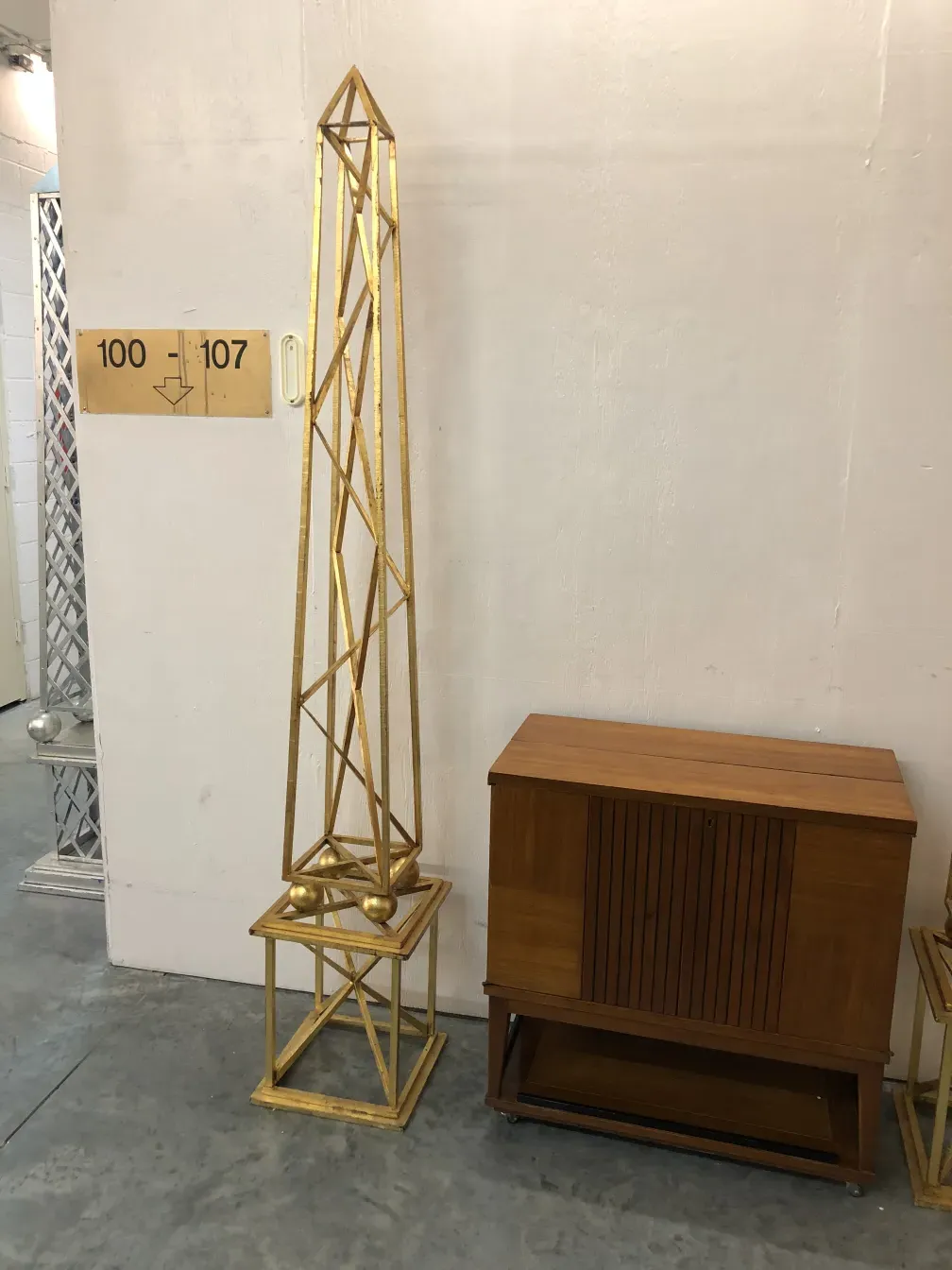 一组2个古代装饰性方尖碑，环境简约。