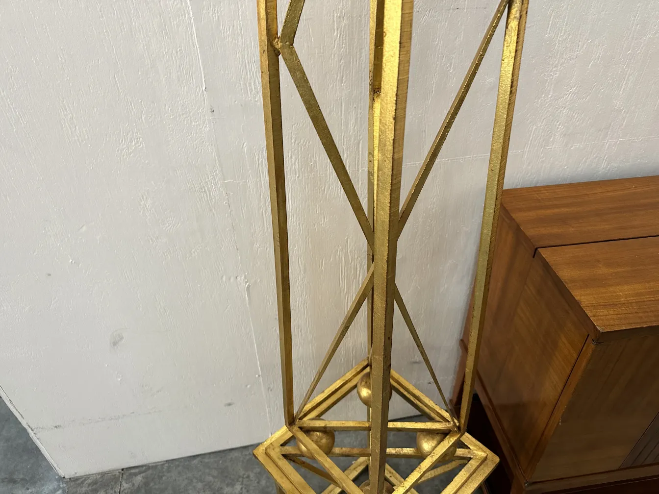 dois obeliscos antigos com base decorativa em um ambiente elegante