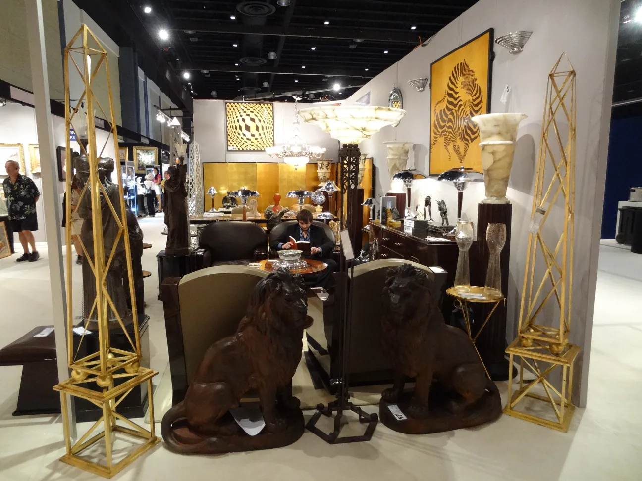 dois obeliscos antigos em um ambiente decorativo