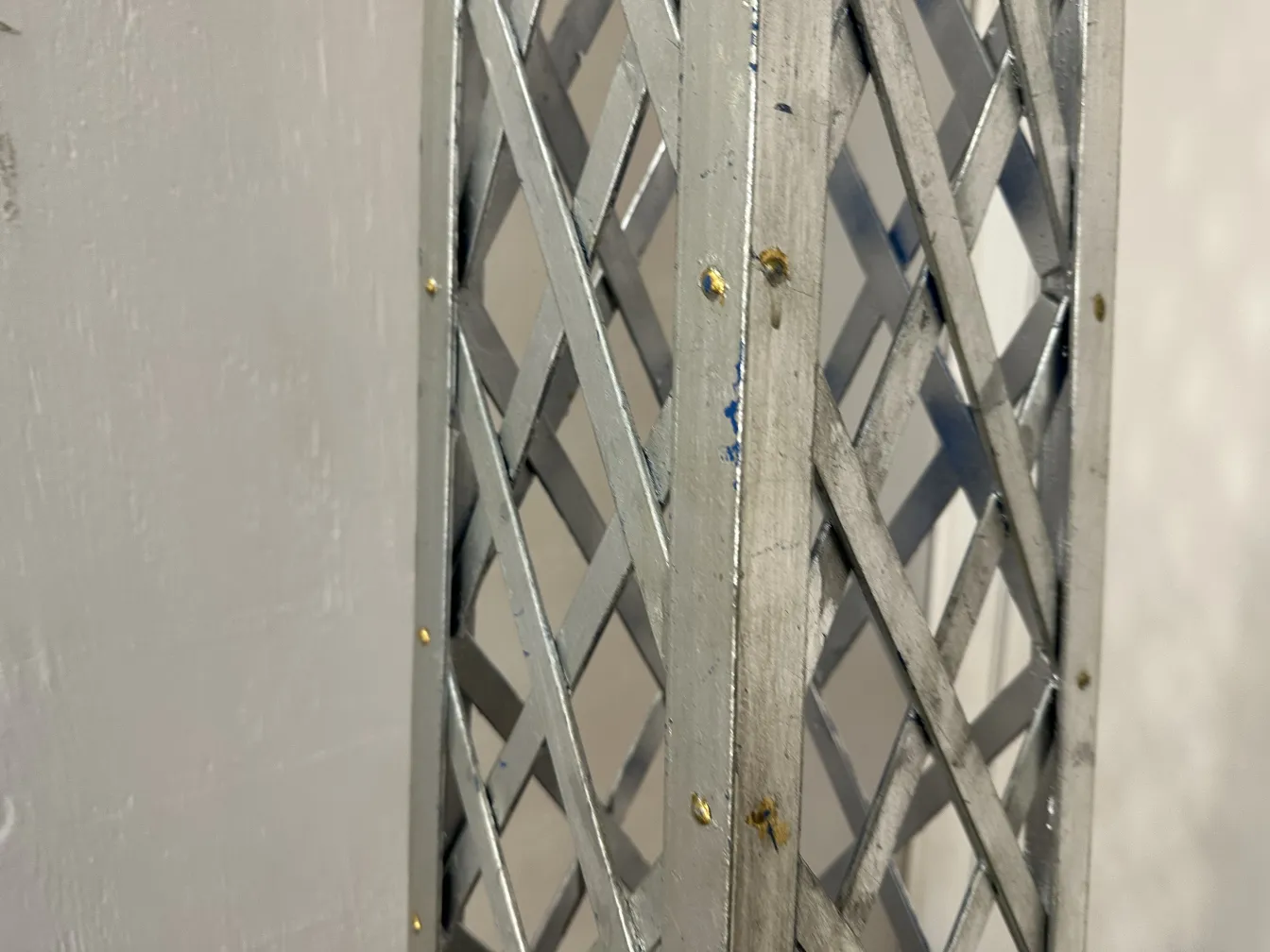 古老的方尖碑，带有金属装饰设计