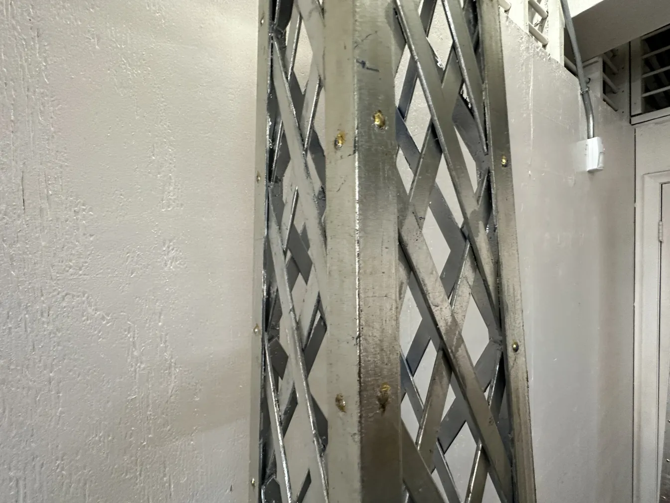 obelisco antico con design decorativo in un ambiente minimalista