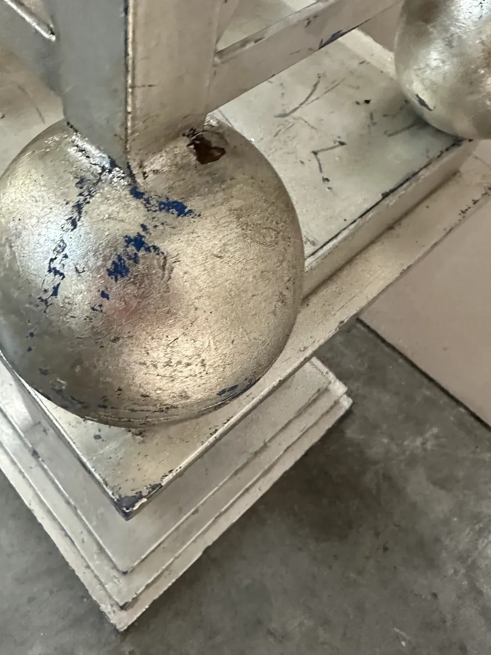 détail d'un obélisque ancien avec des éléments décoratifs