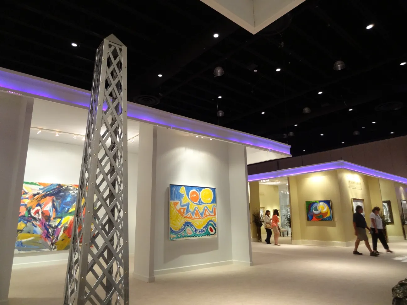 obelisco antigo em destaque em uma galeria de arte moderna