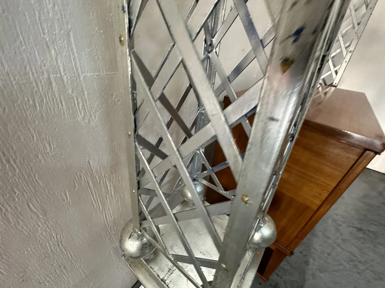 밝은 색상의 장식용 고대 오벨리스크가 가구 옆에 있습니다.