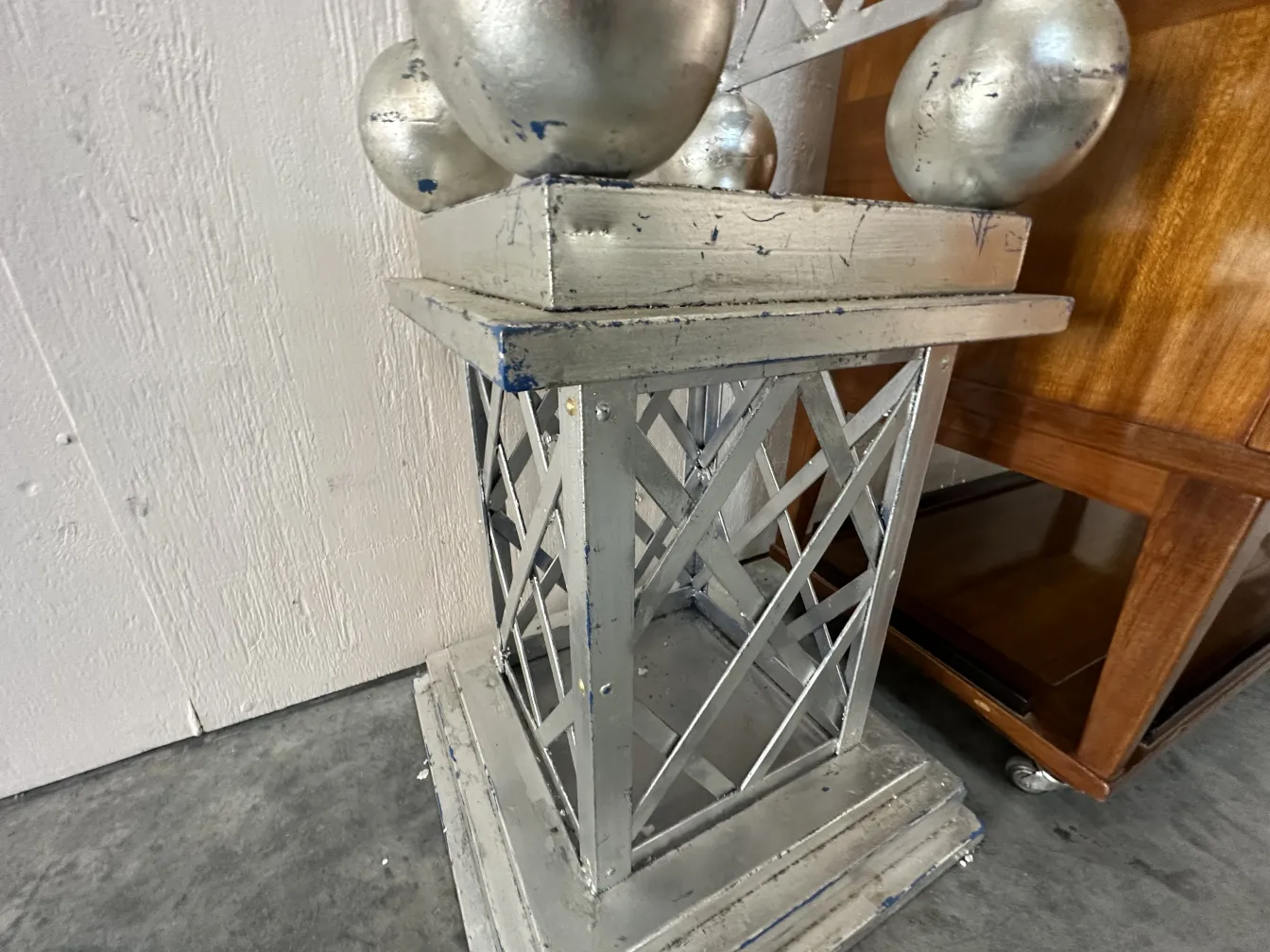 Obelisco antigo com base decorativa e esferas no topo