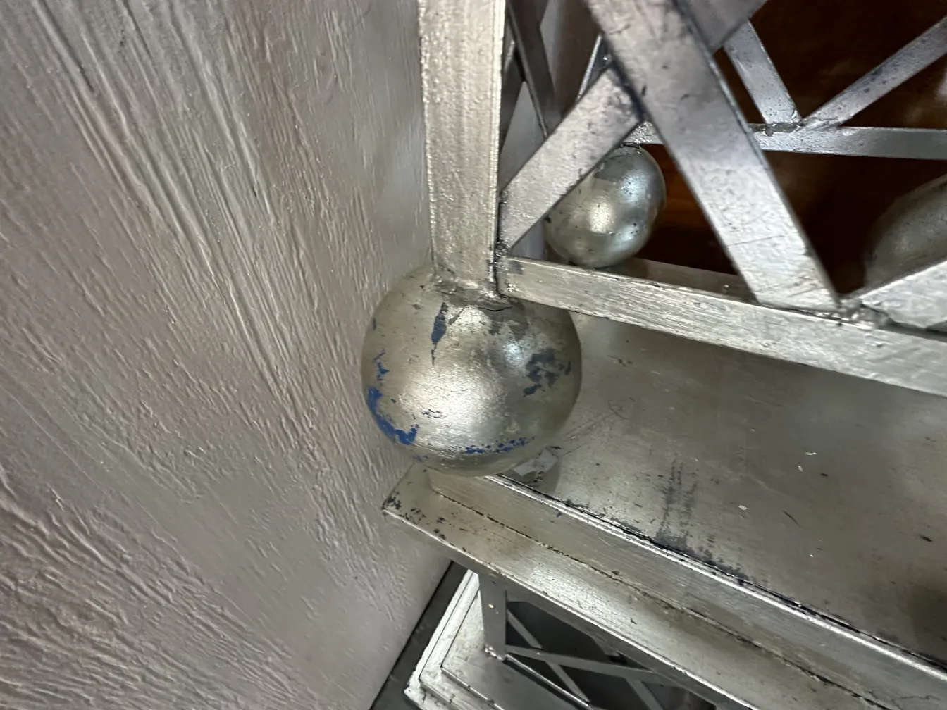 고대 오벨리스크, 중립 배경에 우아한 디자인.