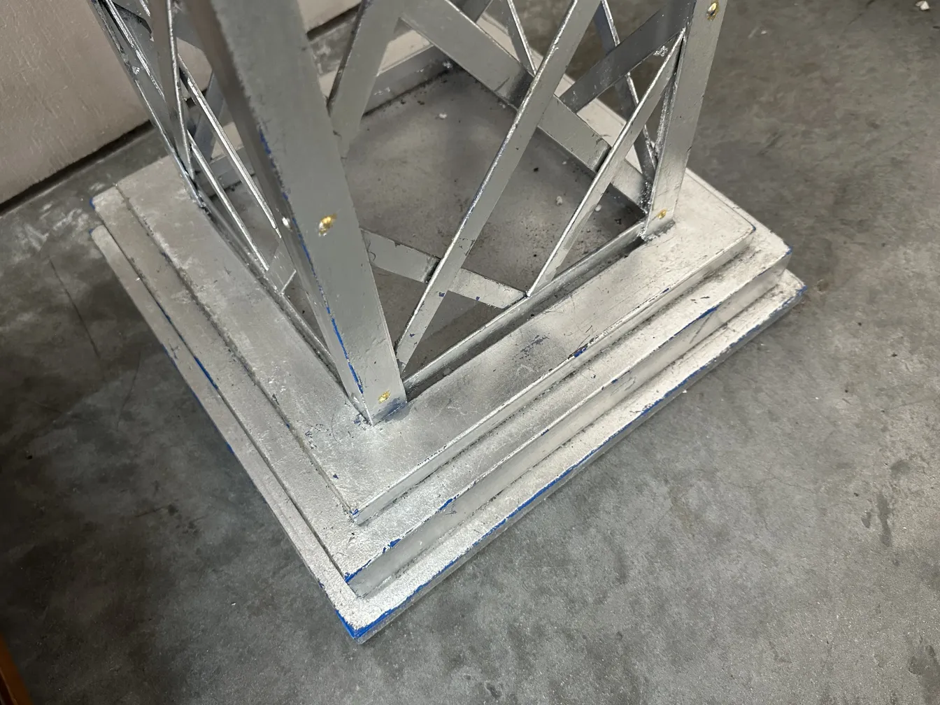 dettaglio di un obelisco antico con base decorativa