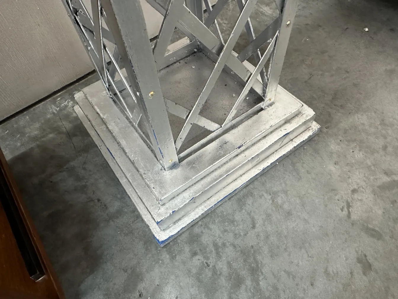 detalle de un obelisco antiguo con base decorativa