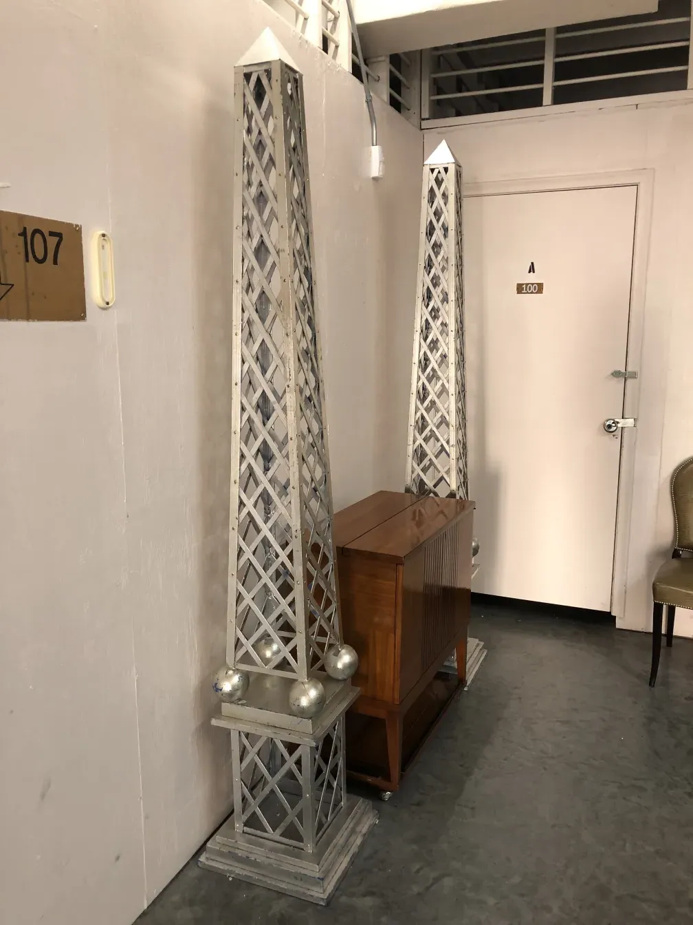 Obelisco antigo decorado em um ambiente neutro