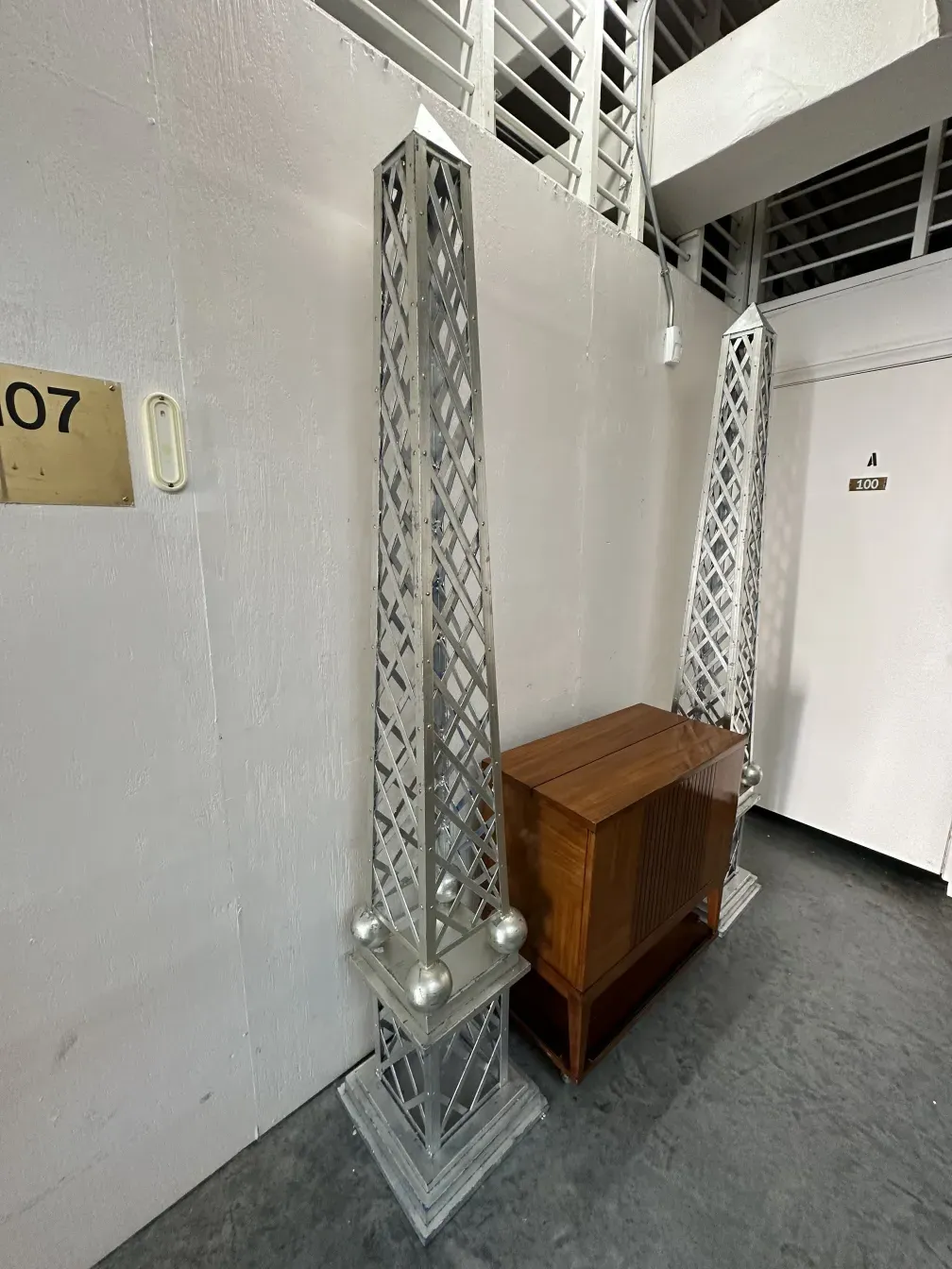 Obelisco antiguo con diseño decorativo en un entorno moderno