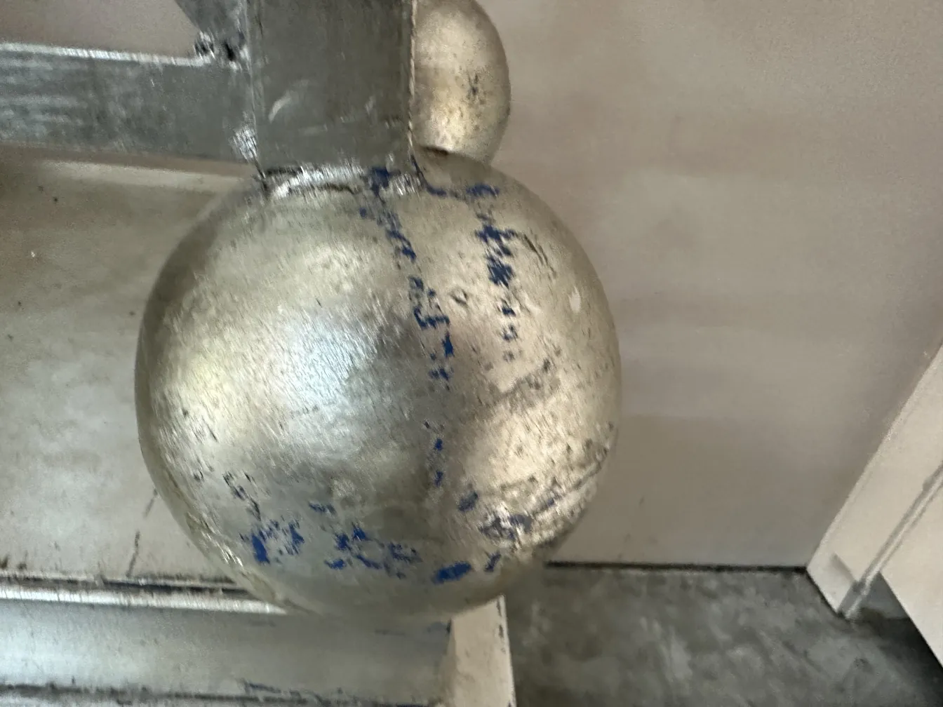 Grande obelisco antigo com detalhes decorativos em um ambiente neutro