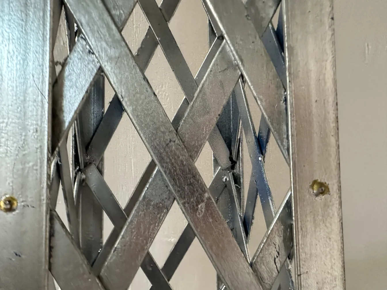 古董装饰方尖碑在中性环境中具有精美的细节。