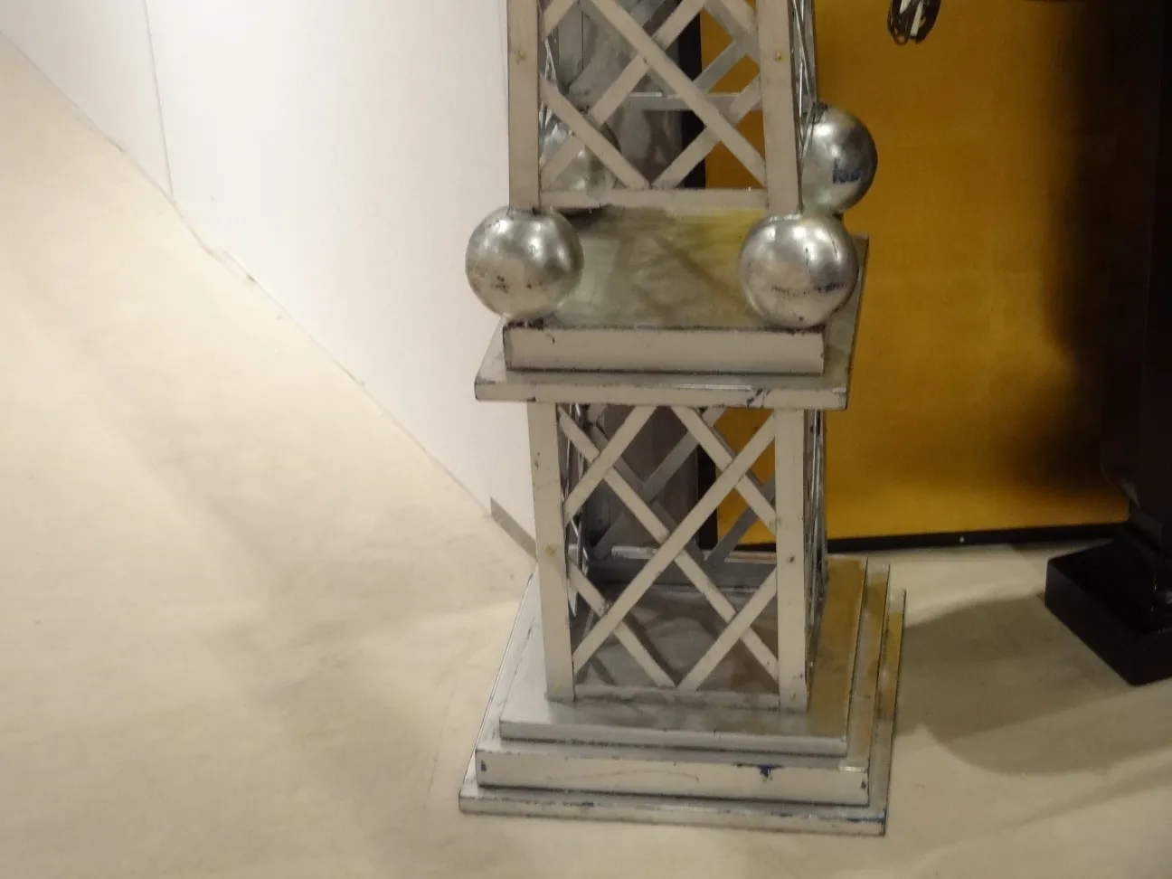 背景に玉のある装飾的な古代オベリスク