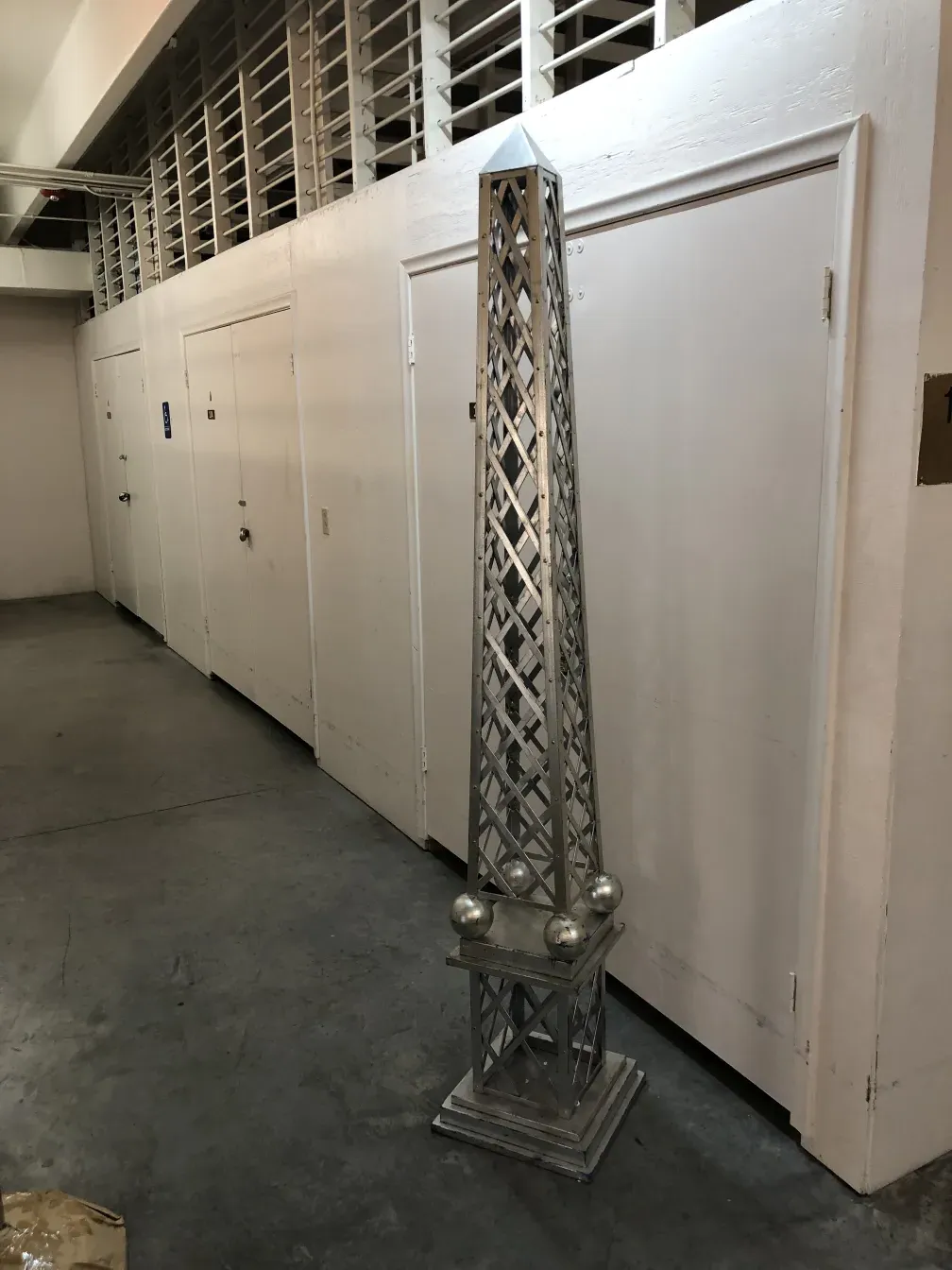 Antiker dekorativer Obelisk in einer neutralen Umgebung