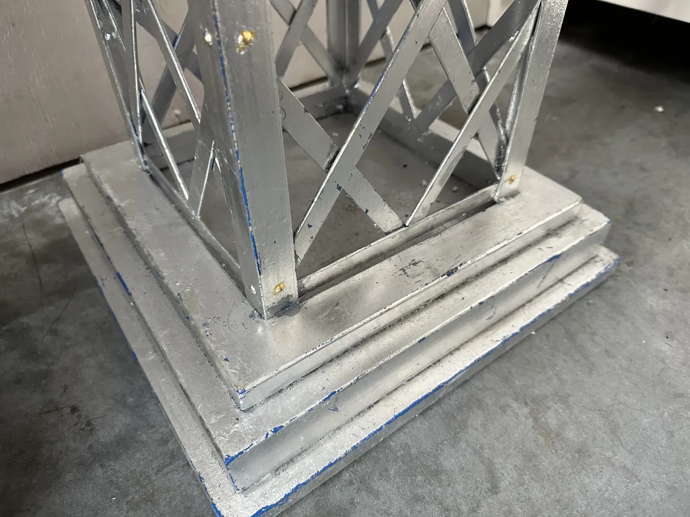 antiker dekorativer Obelisk mit rechteckiger Basis