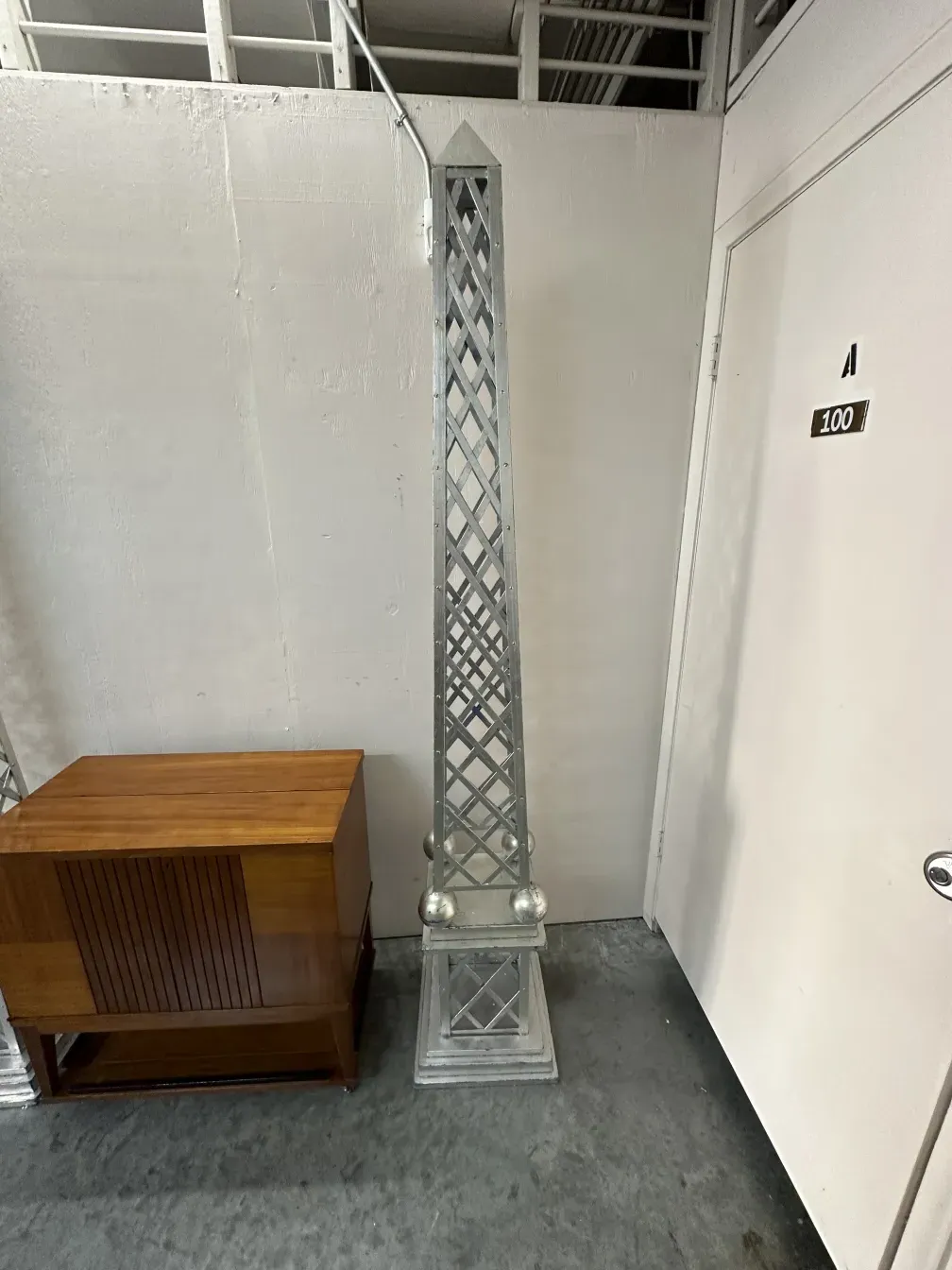 obelisco antigo decorativo com base