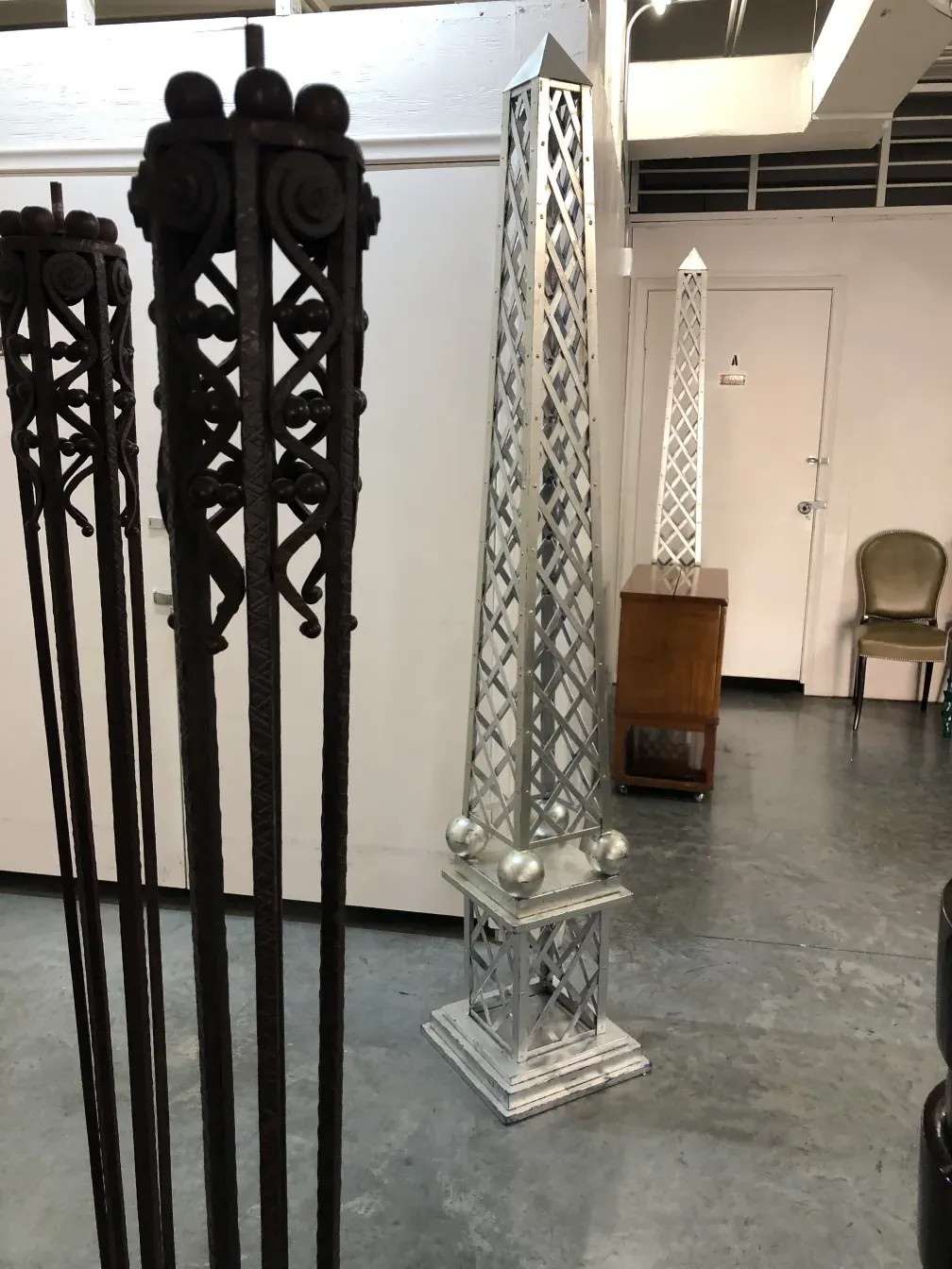 Obelisco antiguo de diseño único con ornamentos