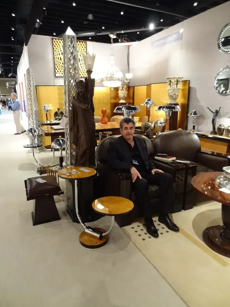 Obelisco antiguo exhibido rodeado de muebles y lámparas