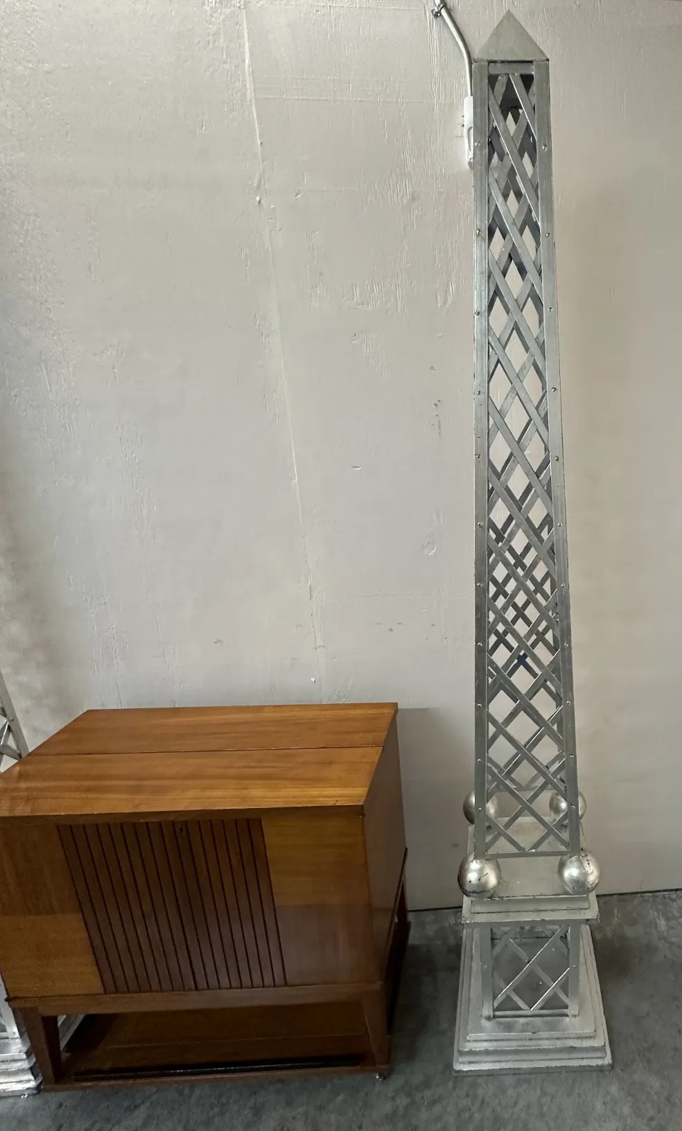 Obelisco antiguo decorativo con detalles elegantes en un entorno moderno.