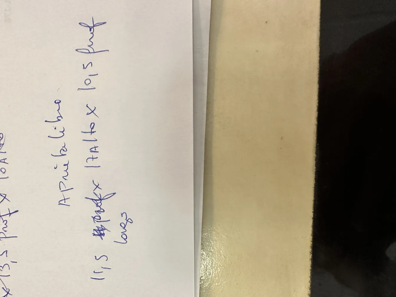 Suportes para livros antigos em estilo clássico em fundo claro.