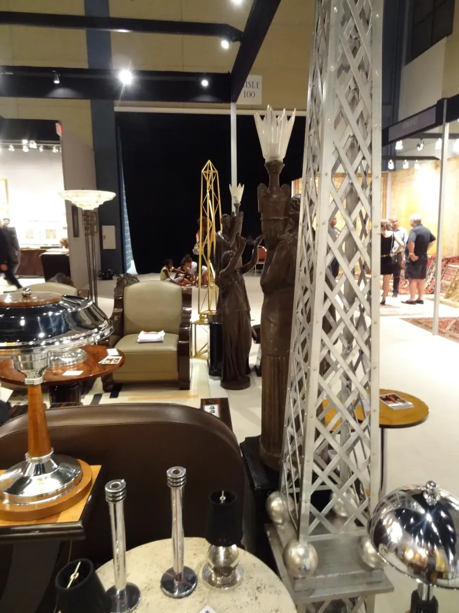 Antiker dekorativer Obelisk in einer klassischen Umgebung mit anderen Gegenständen.