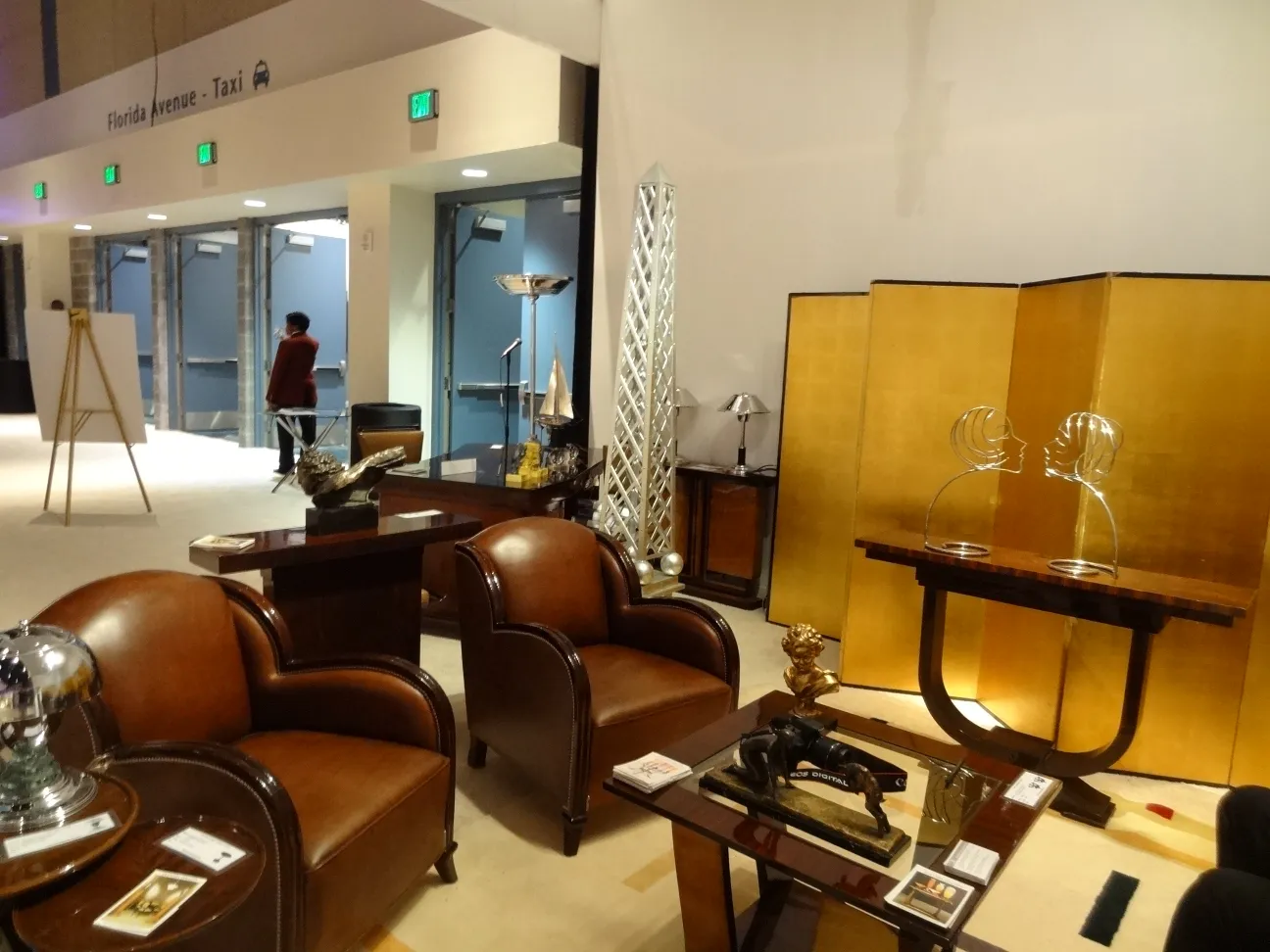 प्राचीन सजावटी ओबिलिस्क प्राचीन वस्तुओं के वातावरण में