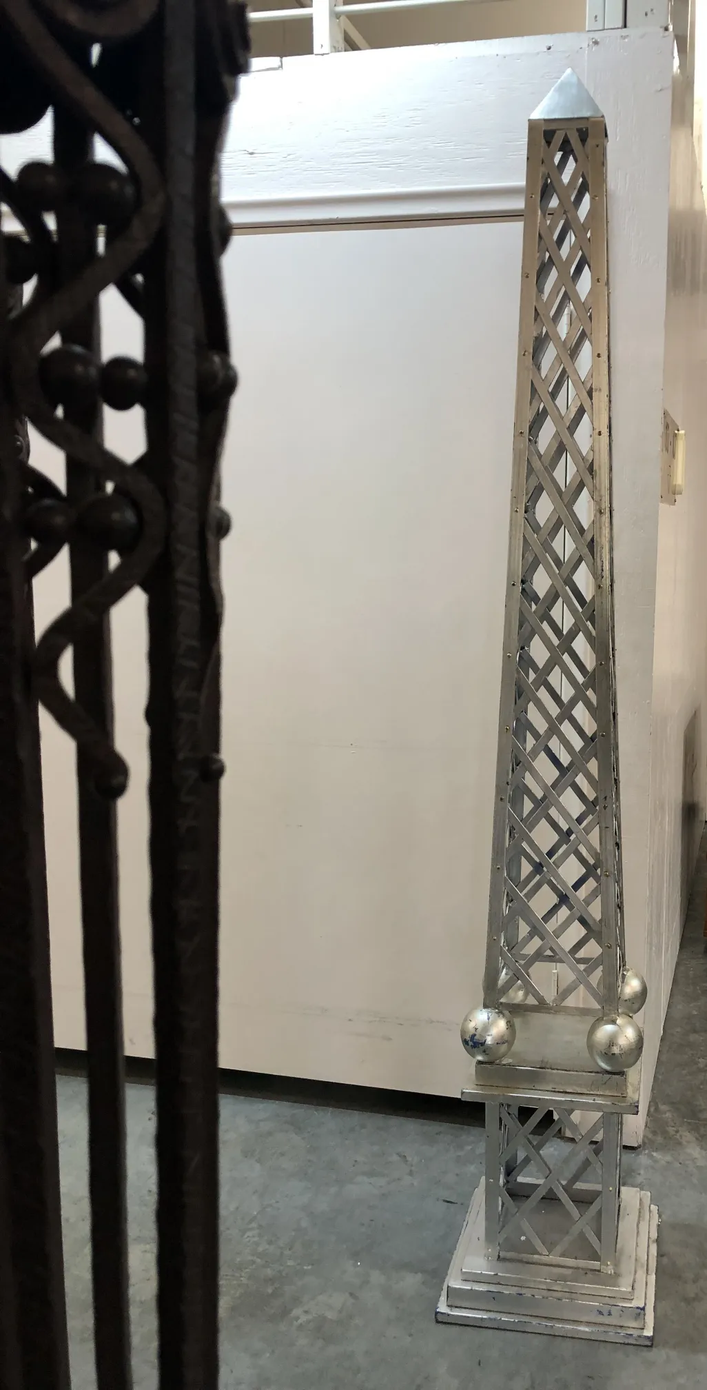 Alter dekorativer Obelisk mit elegantem Design.