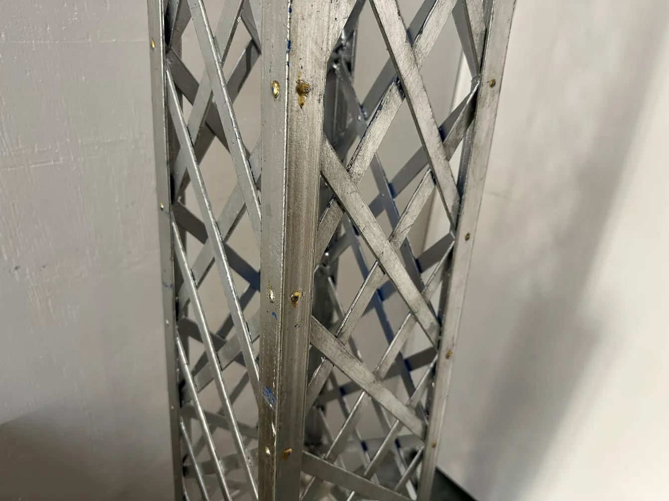 obelisco antiguo con diseño decorativo y forma alargada