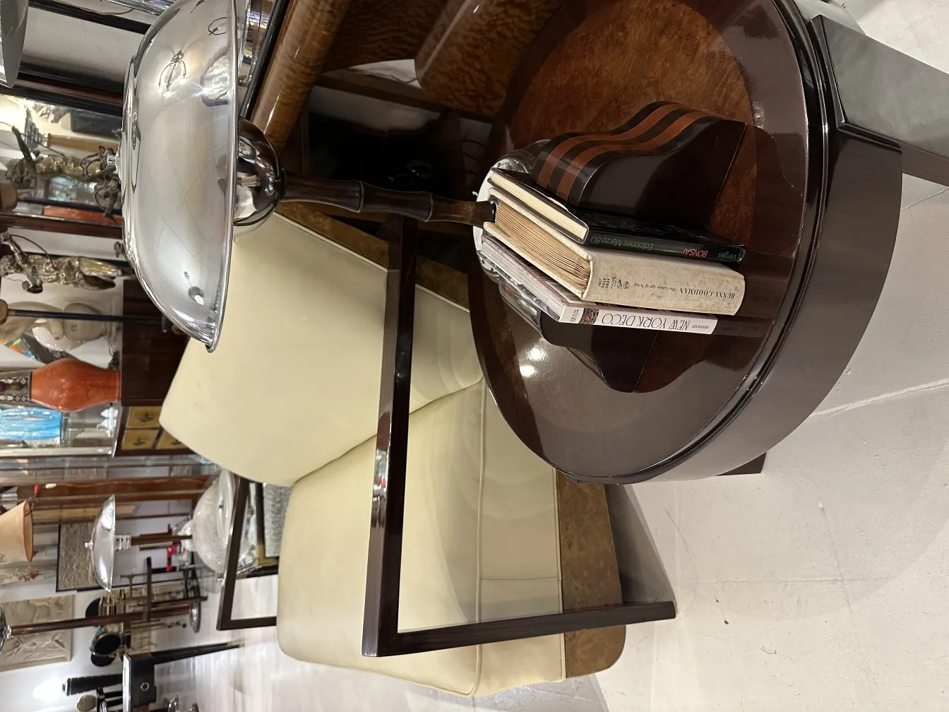 Fermalibri antichi decorativi con libri su un tavolo