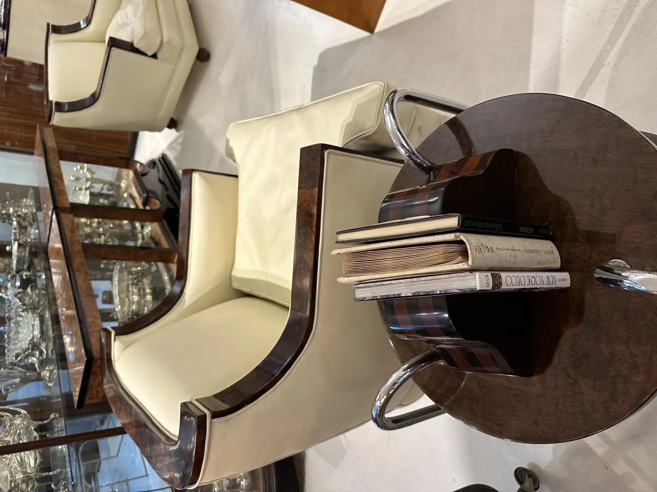 aprieta libros con libros en mesa y sillones en fondo