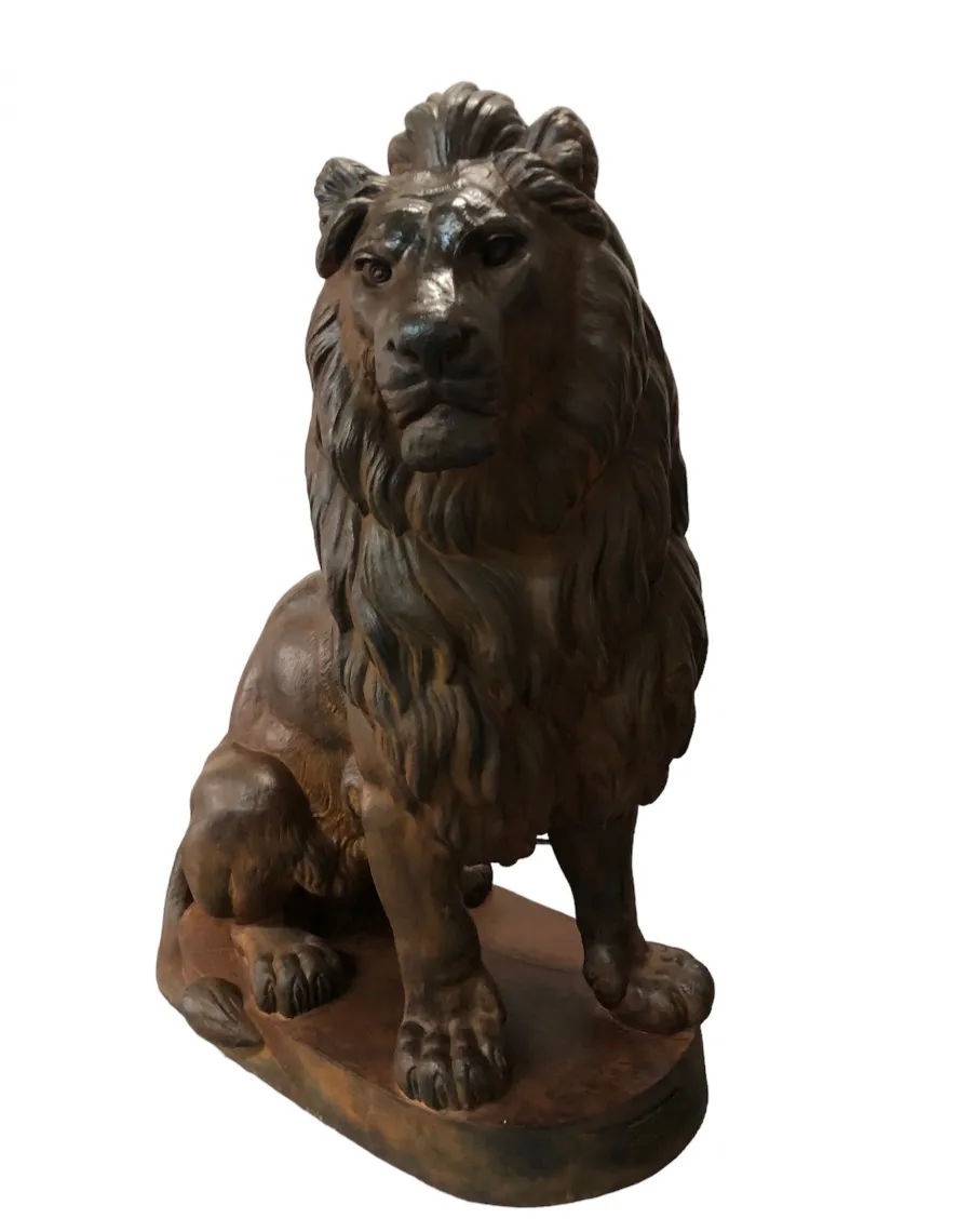 escultura de 2 leões antigos com olhar feroz