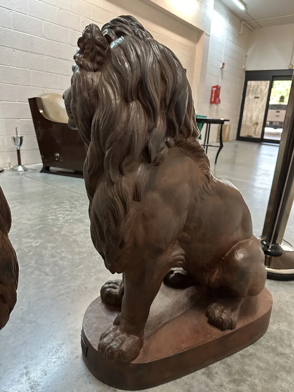 escultura de dois leões antigos em um ambiente artístico