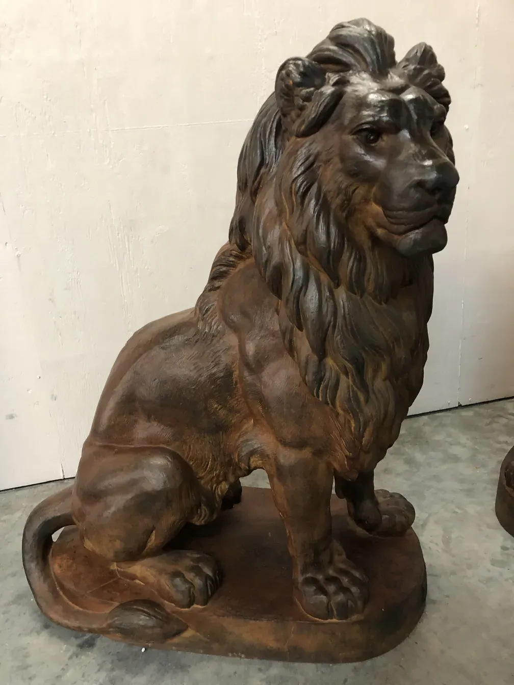 scultura di 2 leoni in un contesto antico, con dettagli realistici.