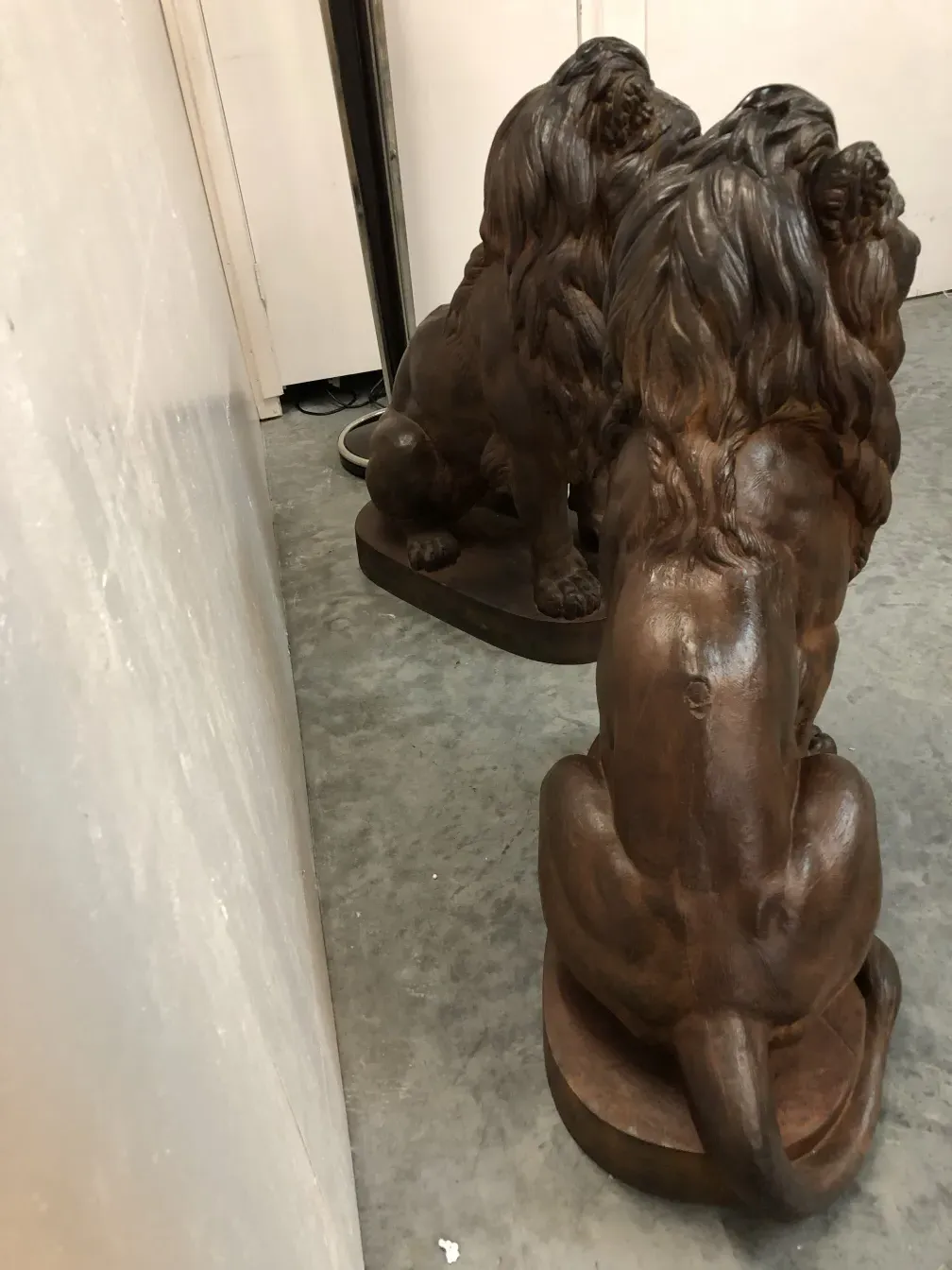 Escultura de dois leões em um ambiente antigo