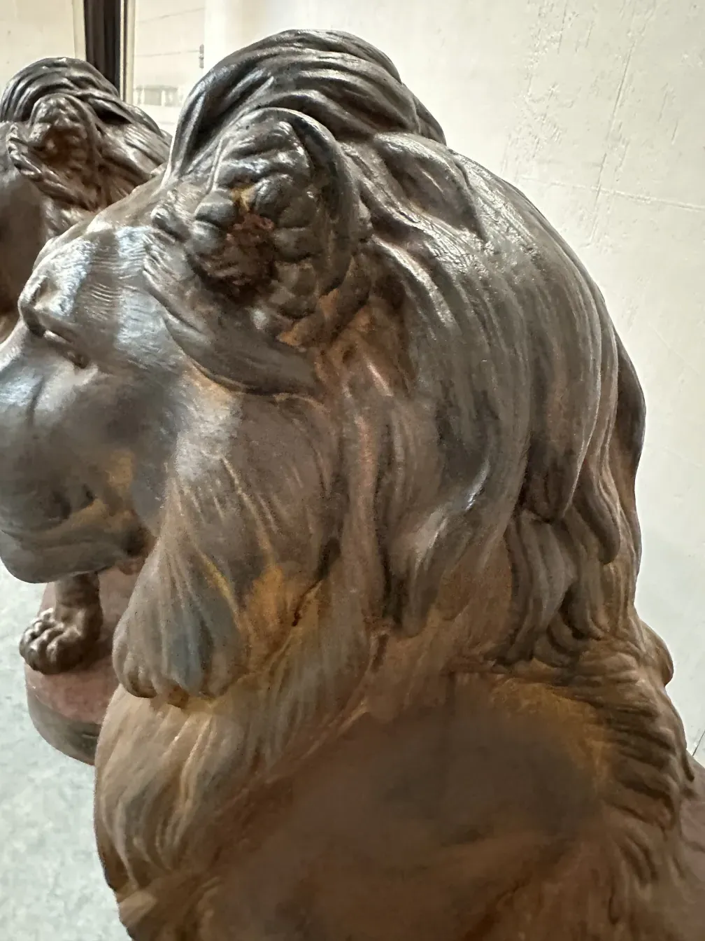 Sculpture antique de deux lions avec des détails