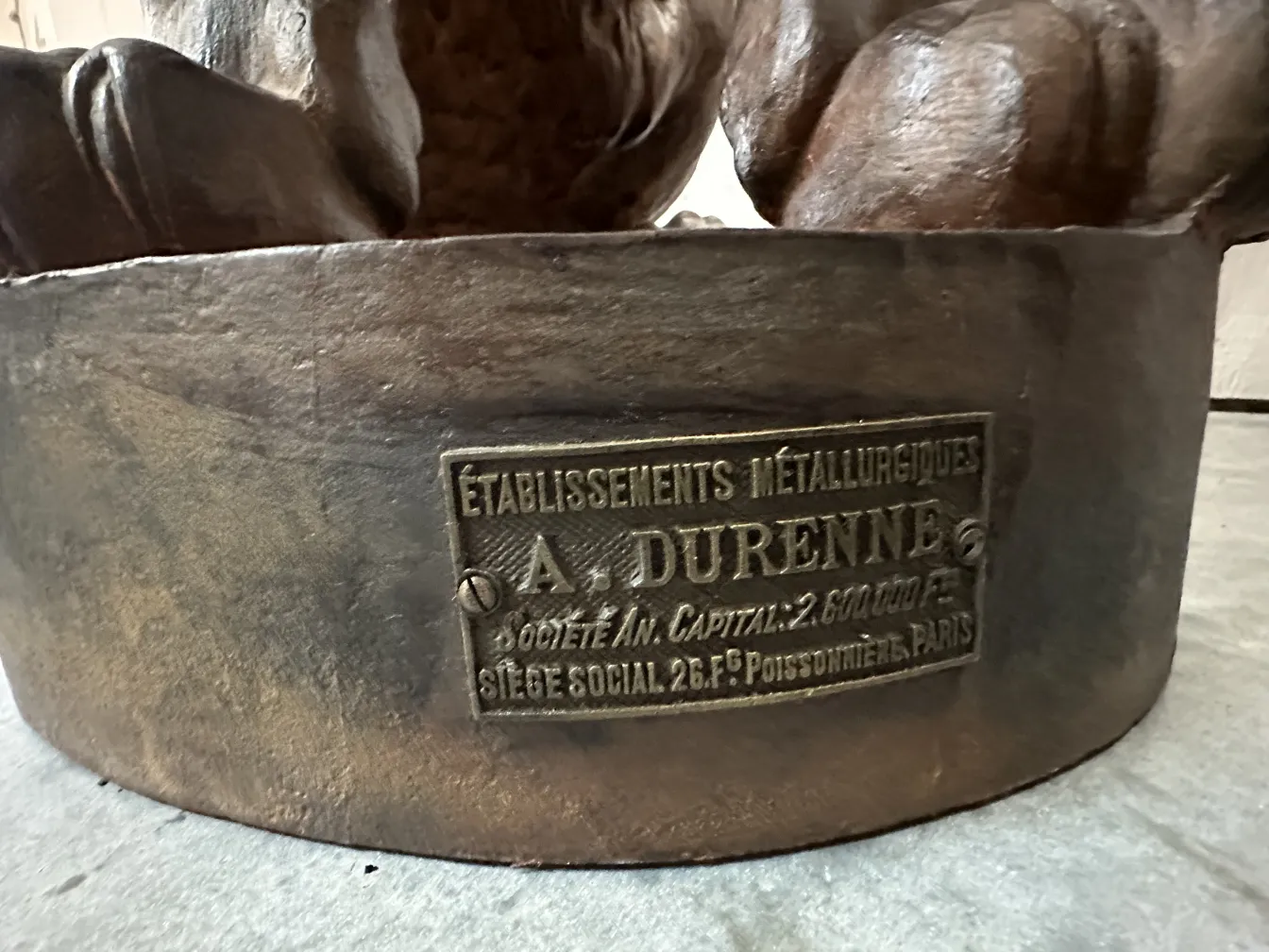 escultura antiga de 2 leões com placa A. Durenne