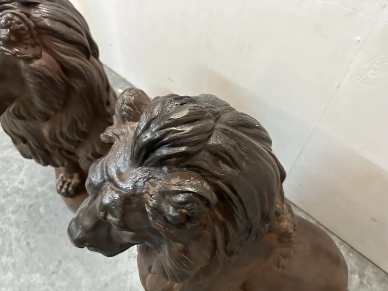 due leoni in stile antico, dettagli del pelo e della criniera.