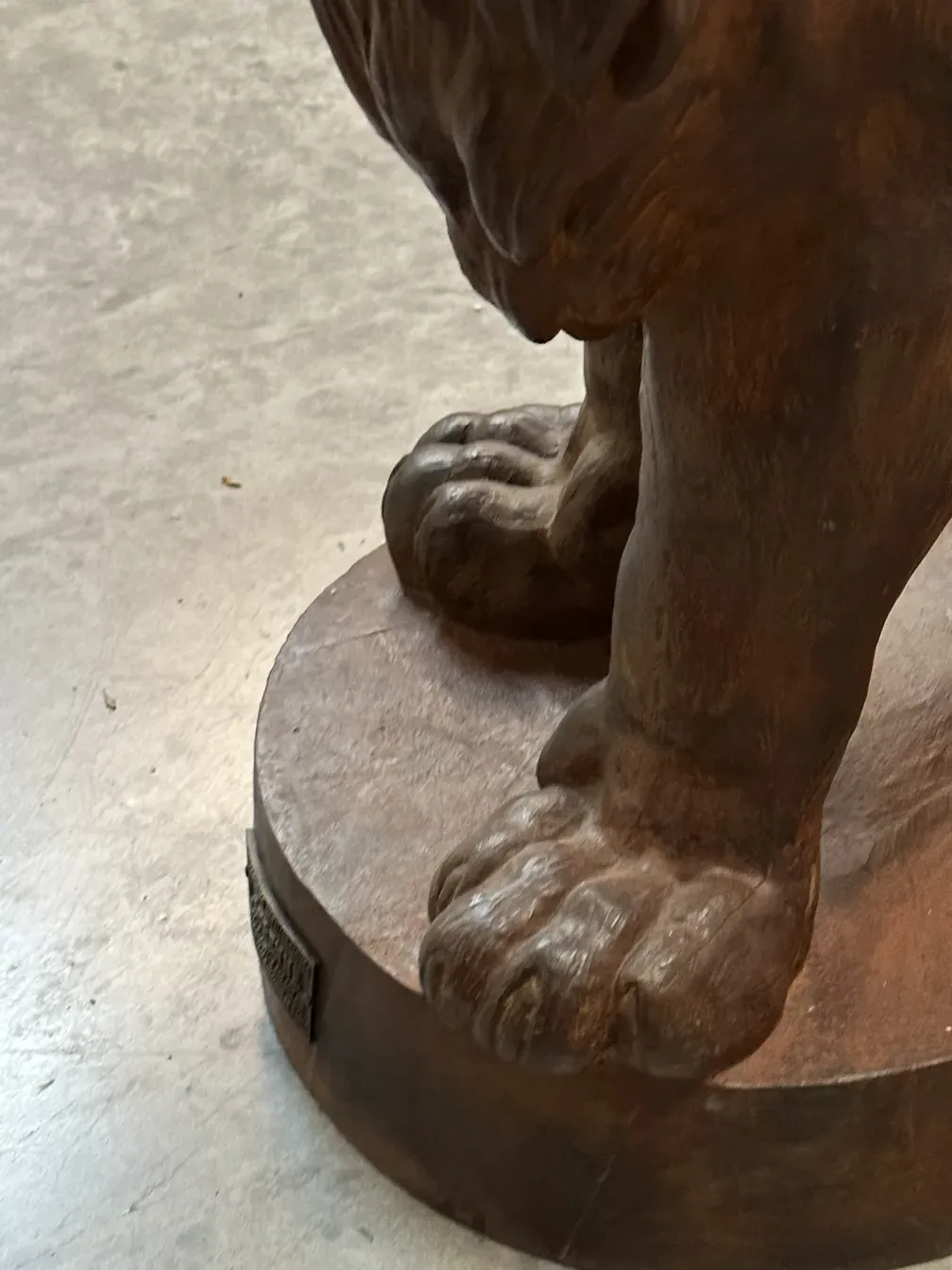 Antike Skulptur von zwei Löwen, Nahaufnahme der Pfote.