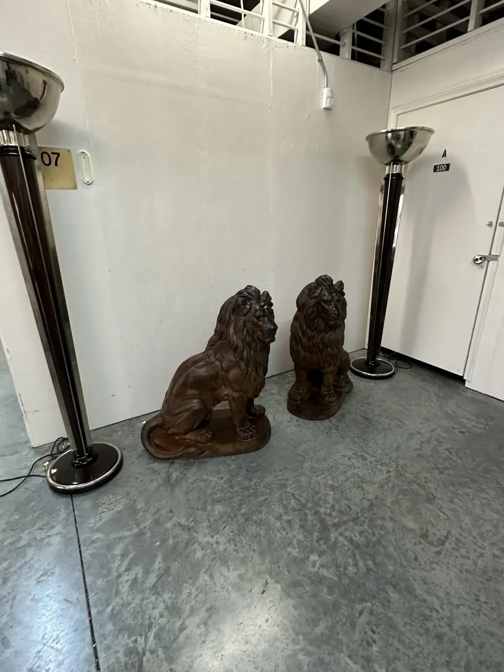 Lions anciens de A. Durenne dans un cadre intérieur