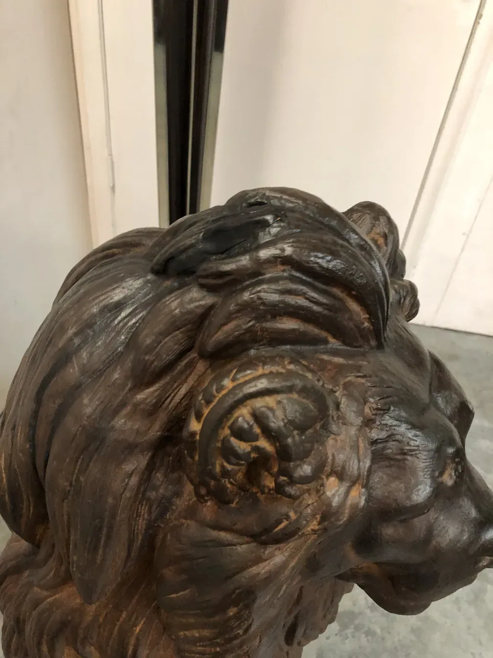 Cabeza de dos leones en un estilo antiguo, con detalles elaborados.